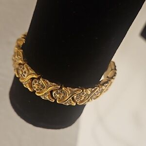 6" China Embossed Linked Goldtone Bracelet